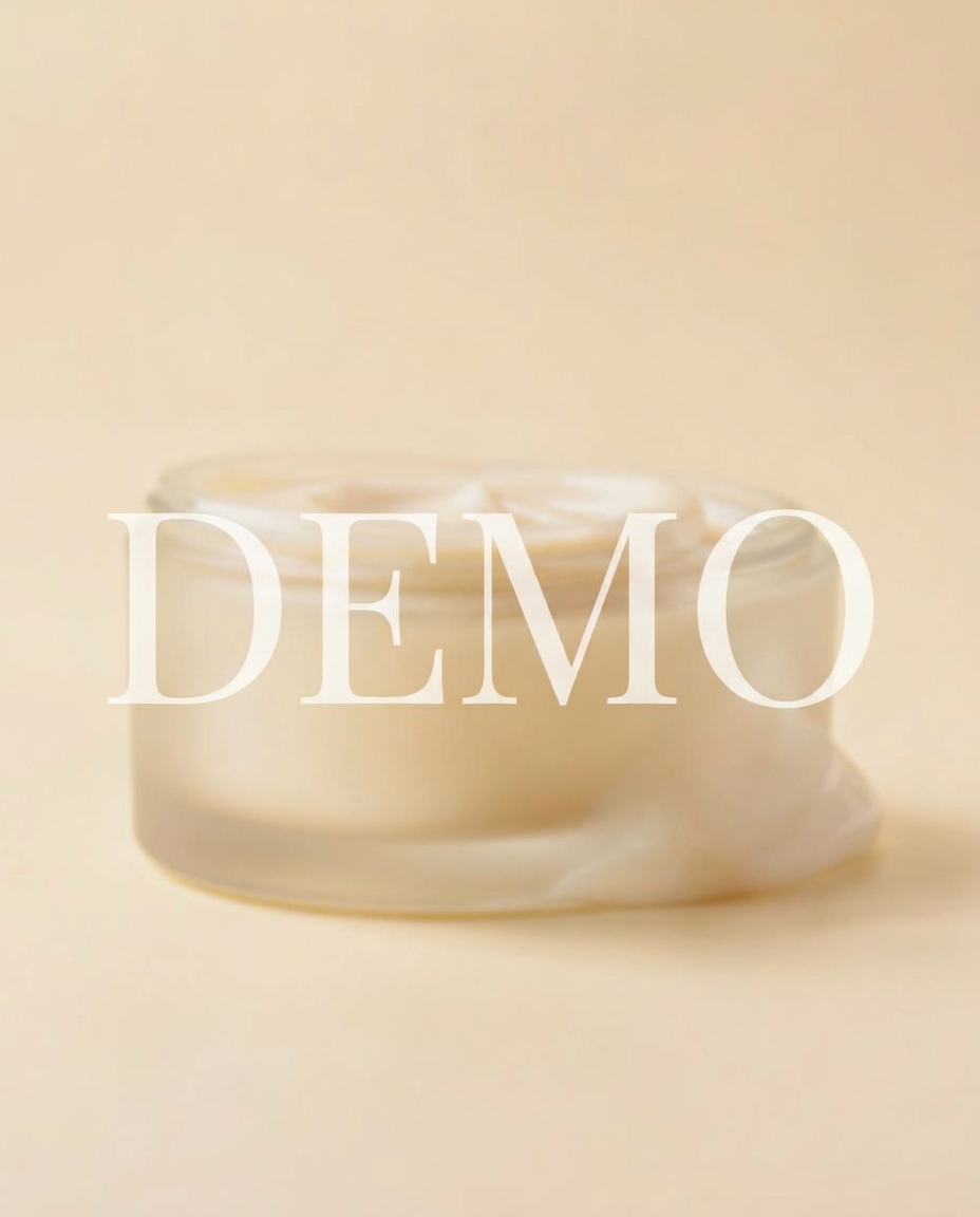 Vasetto in vetro satinato con crema viso ricca e swatch su fondo avorio